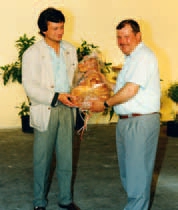 Symbolische Schlüsselübergabe vom Bauleiter Karl Schwarz an den 1. Vorsitzenden Alexander Pühringer